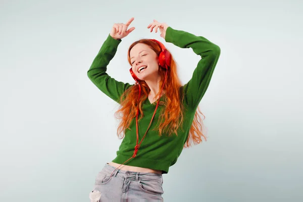 Chica Pelirroja Escuchando Música Los Auriculares Bailando Positivo Estilo Vida — Foto de Stock