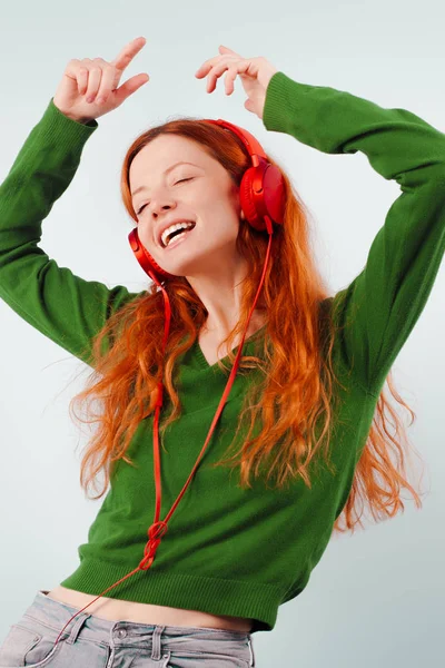 Chica Pelirroja Escuchando Música Los Auriculares Bailando Positivo Estilo Vida — Foto de Stock