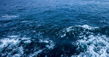 Düzensiz dalga yapısı olan mavi ve turkuaz su