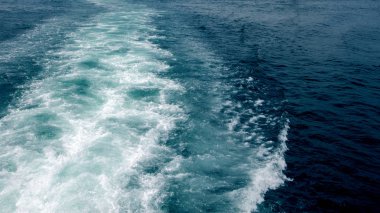 Tekne arkasında deniz yüzeyinde köpük su iz