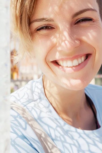 Fiatal, boldog, mosolygós nő — Stock Fotó