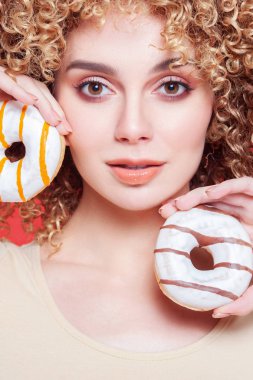 Elinde donut ile güzel genç neşeli kız