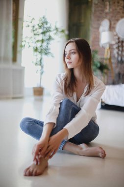 Genç üzgün kız katta evde oturan