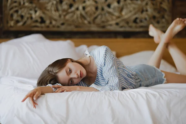 Jovem doce menina deitada na cama — Fotografia de Stock