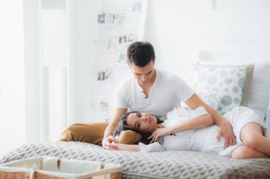 Bebek bekleyen genç evli çift