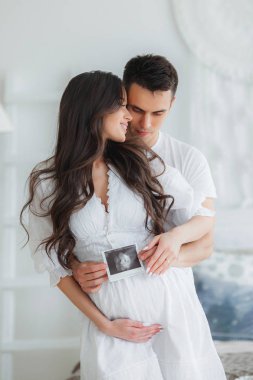 Genç evli çift ultrason taraması tutuyor