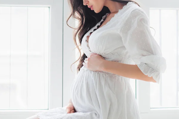 Jovem bela mulher grávida em vestido branco — Fotografia de Stock