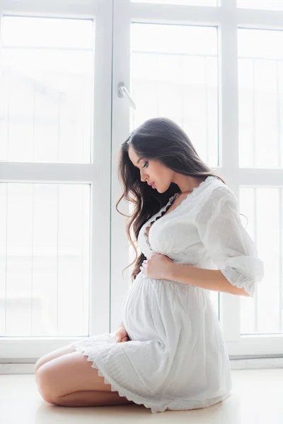 Jovem bela mulher grávida em vestido branco — Fotografia de Stock