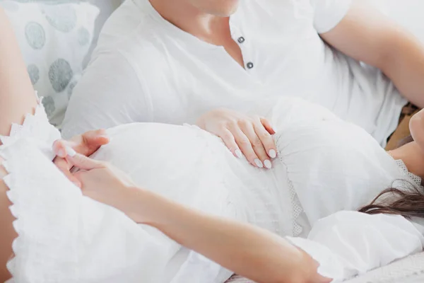 Casal jovem esperando pelo bebê — Fotografia de Stock