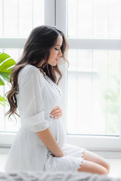 Jovem bela mulher grávida em vestido branco — Fotografia de Stock