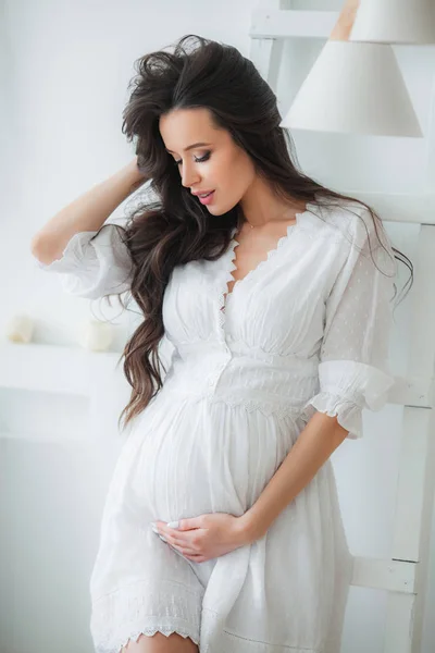 Jovem bela mulher grávida em vestido branco — Fotografia de Stock