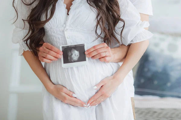 Casal jovem está segurando uma ultra-sonografia — Fotografia de Stock