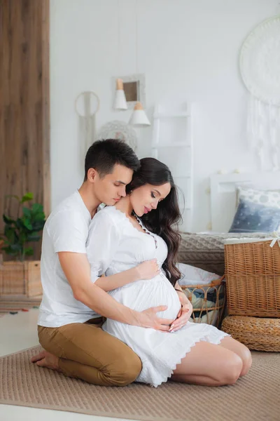 Casal jovem esperando pelo bebê — Fotografia de Stock