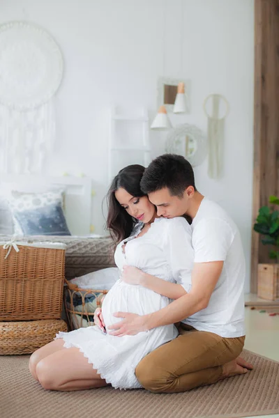 Casal jovem esperando pelo bebê — Fotografia de Stock
