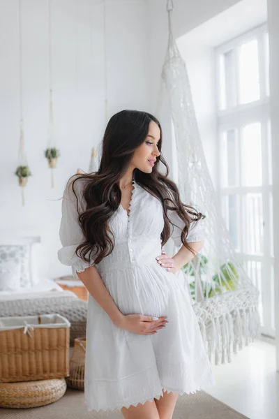 Fiatal szép terhes nő fehér ruhában — Stock Fotó