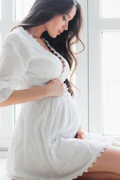 Jovem bela mulher grávida em vestido branco — Fotografia de Stock