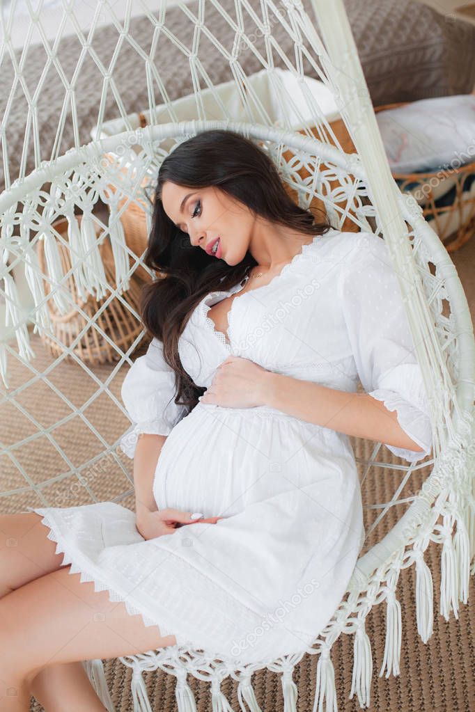 Fotos de Joven hermosa mujer embarazada en vestido blanco - Imagen