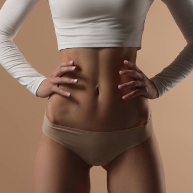 Şort ve beyaz üst ince genç kadın