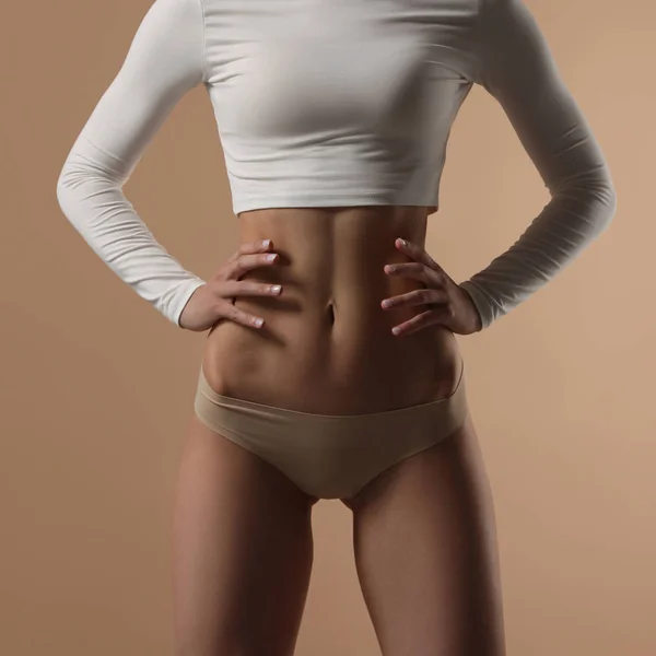 Jovem mulher fina em shorts e top branco — Fotografia de Stock