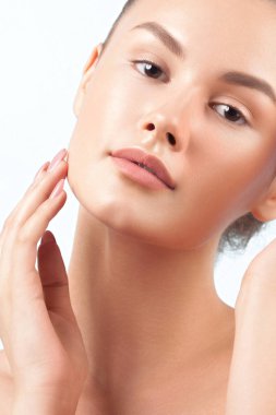 Temiz mükemmel cilt yakın çekim ile genç güzel kadın