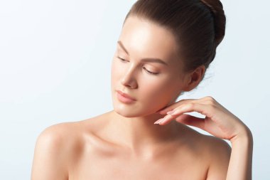 Temiz mükemmel cilt yakın çekim ile genç güzel kadın