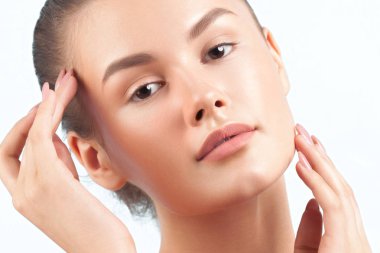 Temiz mükemmel cilt yakın çekim ile genç güzel kadın