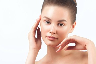 Temiz mükemmel cilt yakın çekim ile genç güzel kadın