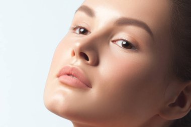 Temiz mükemmel cilt yakın çekim ile genç güzel kadın