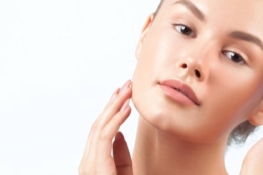 Temiz mükemmel cilt yakın çekim ile genç güzel kadın