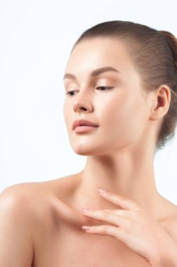 Temiz mükemmel cilt yakın çekim ile genç güzel kadın