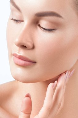 Temiz mükemmel cilt yakın çekim ile genç güzel kadın