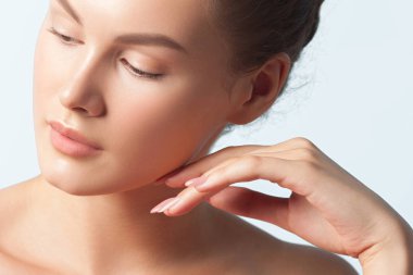 Temiz mükemmel cilt yakın çekim ile genç güzel kadın