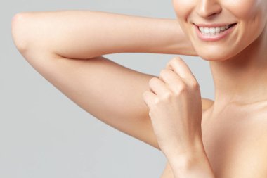 Genç güzel gülümseyen kızın isimsiz portresi. Güzellik ve s