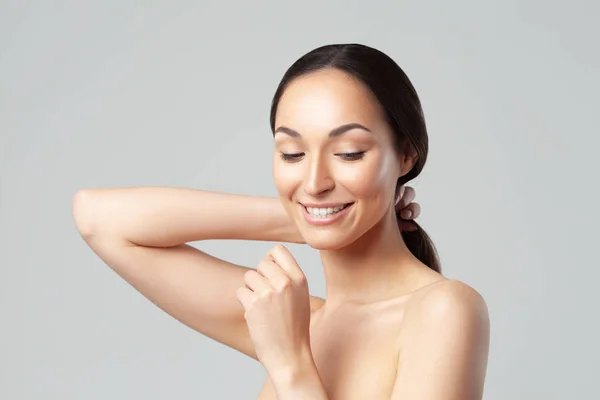 Jovem mulher bonita com a pele perfeita limpa close-up . — Fotografia de Stock