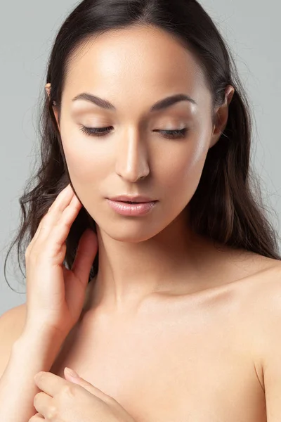 Jovem mulher bonita com a pele perfeita limpa close-up . — Fotografia de Stock