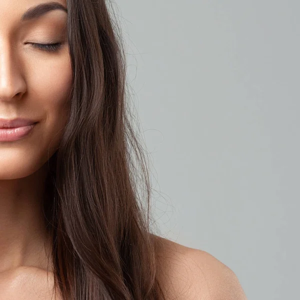 Young beautiful woman with clean perfect skin close-up. — Stock Photo, Image