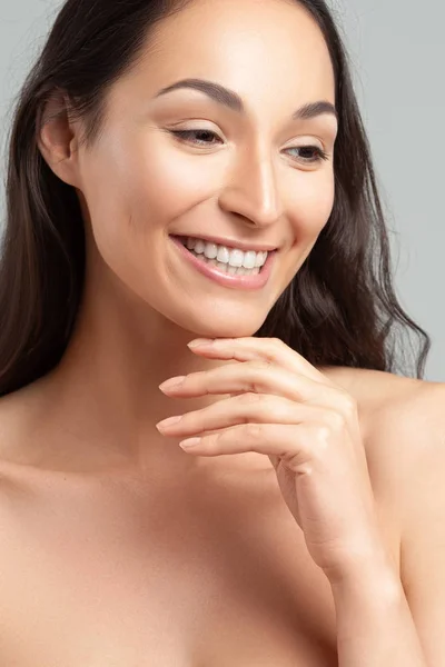 Jovem mulher bonita com a pele perfeita limpa close-up . — Fotografia de Stock