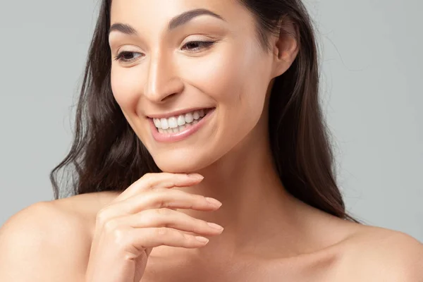 Jovem mulher bonita com a pele perfeita limpa close-up . — Fotografia de Stock