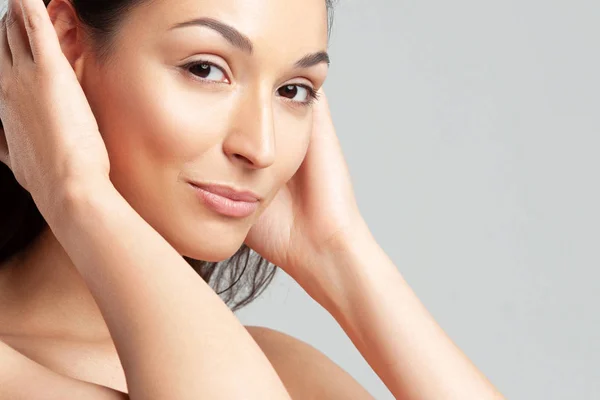 Jovem mulher bonita com a pele perfeita limpa close-up . — Fotografia de Stock