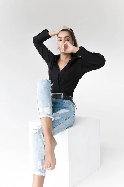 Jovem Menina Hipster Legal Camisa Preta Azul Menina Jeans Banana — Fotografia de Stock