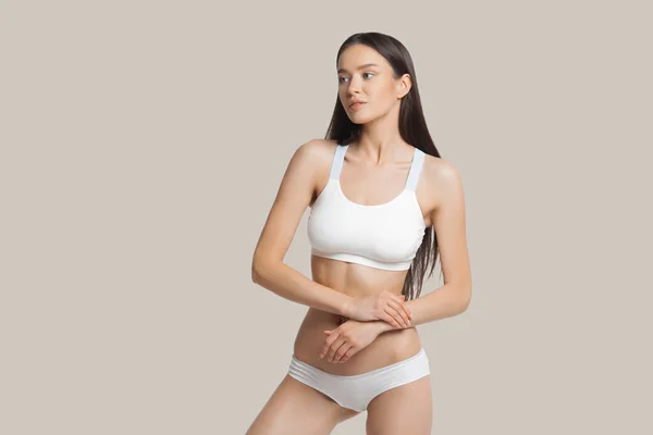 Bej Arka Planda Çamaşırlı Zayıf Genç Bir Kadın Deri Vücut — Stok fotoğraf
