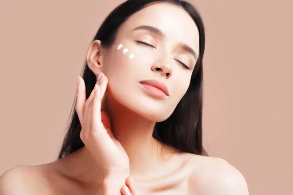 Bella Donna Giovane Applica Crema Pelle Perfetta Pulita Cura Della — Foto Stock