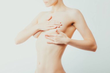 Sllender üstsüz kadın göğüslerini kontrol ediyor. Elle muayene, tümör tespiti, topaklar, neoplazmalar. Test, kanser önleme için kontrol.