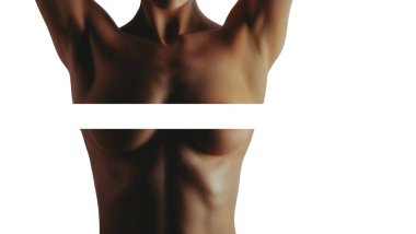 Çıplak, bronz tenli, elleri havada bir kadın. Güzellik, estetik, sansür.