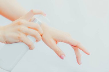 Kadın ellerine şeker kutusundan krem sürüyor. El ve vücut bakımı, kozmetoloji ve ilaç.