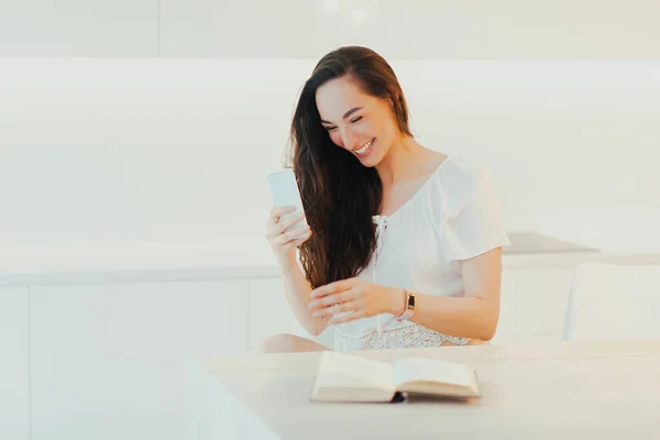 Счастливая Молодая Красивая Женщина Пользуется Телефоном Кухне Минимальным Освещением Технологии — стоковое фото