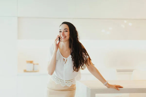 Jovem Feliz Bela Mulher Fala Por Telefone Cozinha Leve Minimalista — Fotografia de Stock