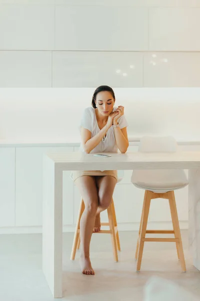 Jonge Mooie Vrouw Met Telefoon Wachtend Oproep Bericht Technologie Communicatie — Stockfoto