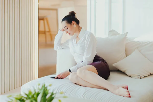 Jonge Mooie Vrouw Zit Bank Met Telefoon Wachten Oproep Bericht — Stockfoto