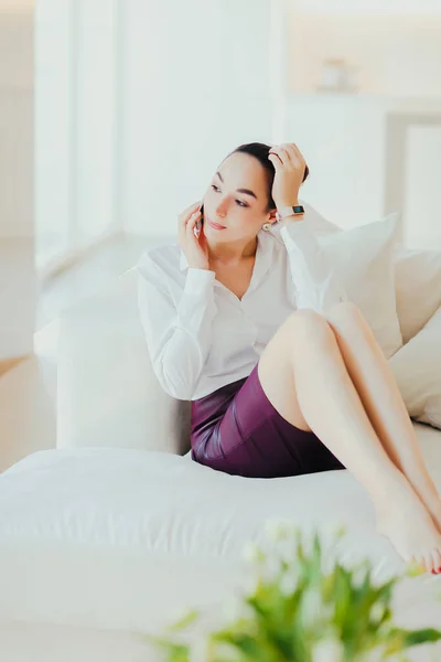 Jeune Belle Femme Est Assise Sur Canapé Parle Téléphone Technologie — Photo